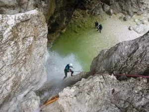 Discesa in corda doppia durante il canyoning in Slovenia