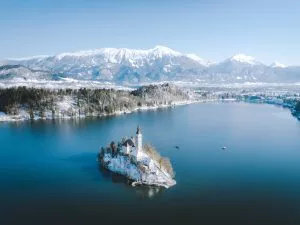 Luchtfoto van het eiland Bled in de winter