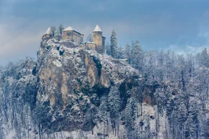 Skap vinterminner på det snødekte slottet Bled