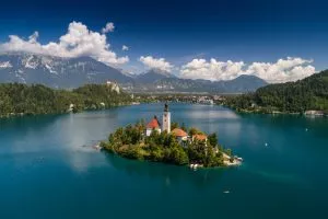 Alójese en Bled y explore las bellezas naturales que le esperan