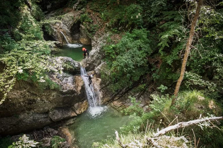 Canyoning langs een waterval