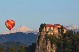 Svev over De julianske alper i varmluftsballong