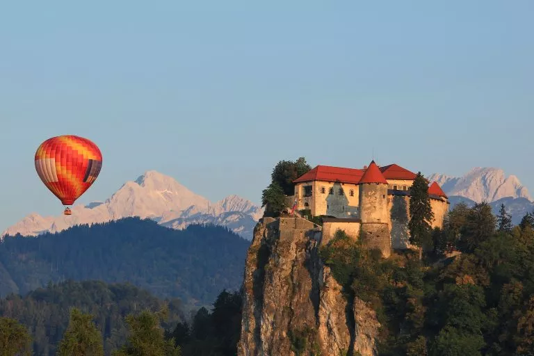 Heißluftballon und Burg Bled