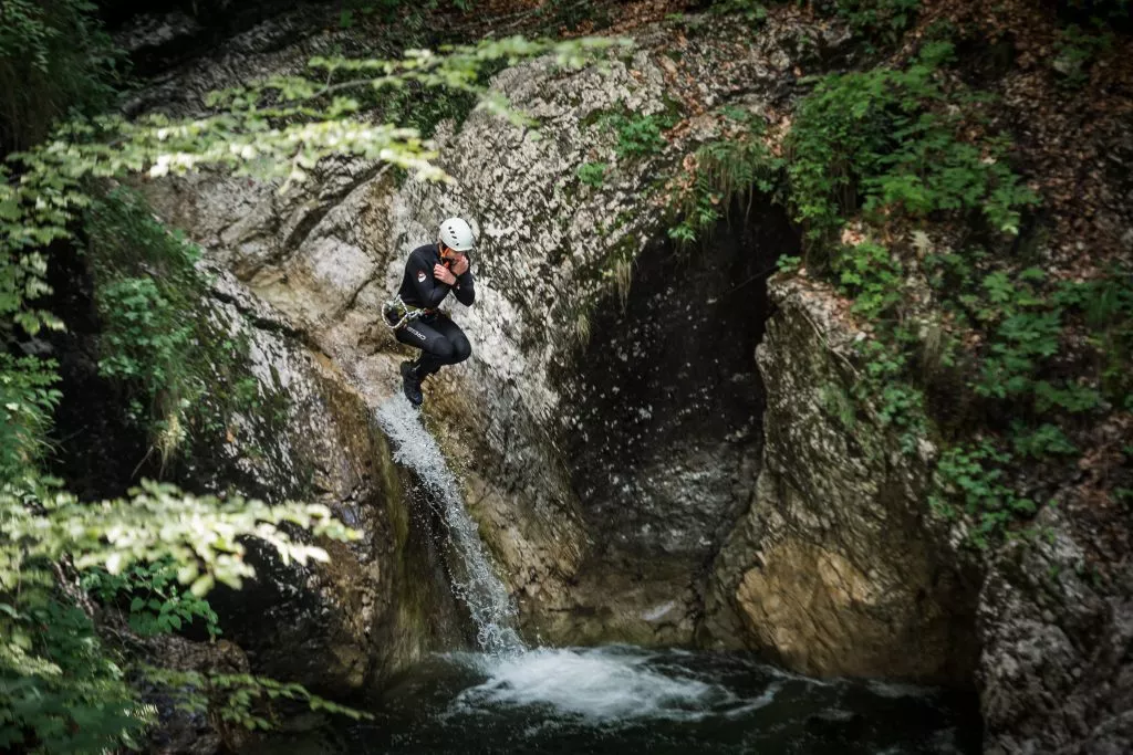 Springen beim Canyoning in Slowenien