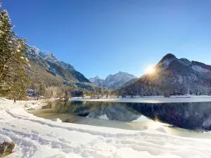 Lago cerca de Kranjska Gora en invierno