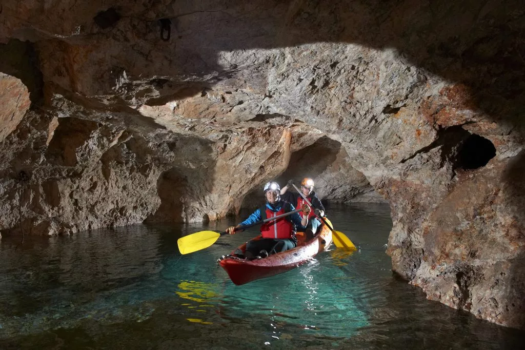 Kayak en la mina de Mezica