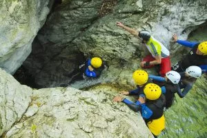 Van de rotsen afglijden tijdens canyoning