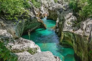 Utforska den orörda Soča-dalen på en flotte för de bästa äventyren