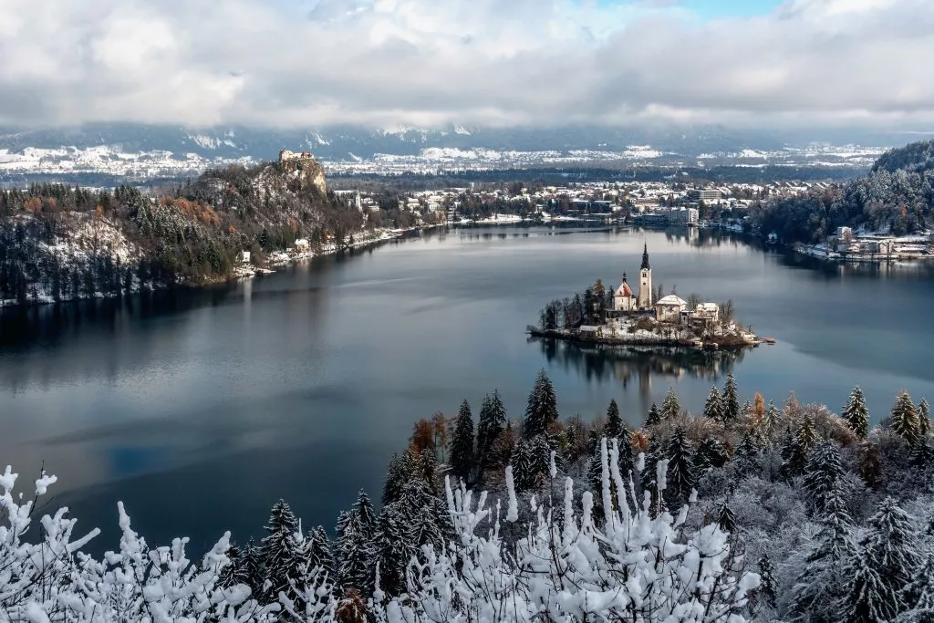 Uitzicht op het meer van Bled vanuit Osojnica in de winter