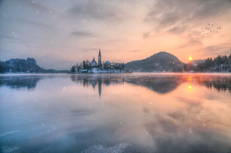 Vinterns soluppgång vid sjön Bled