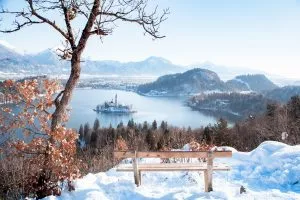 Vista invernal del lago Bled