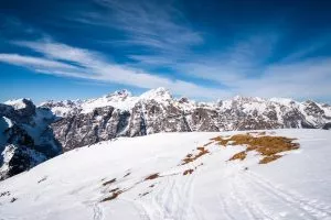 Vista invernal de los Alpes Julianos